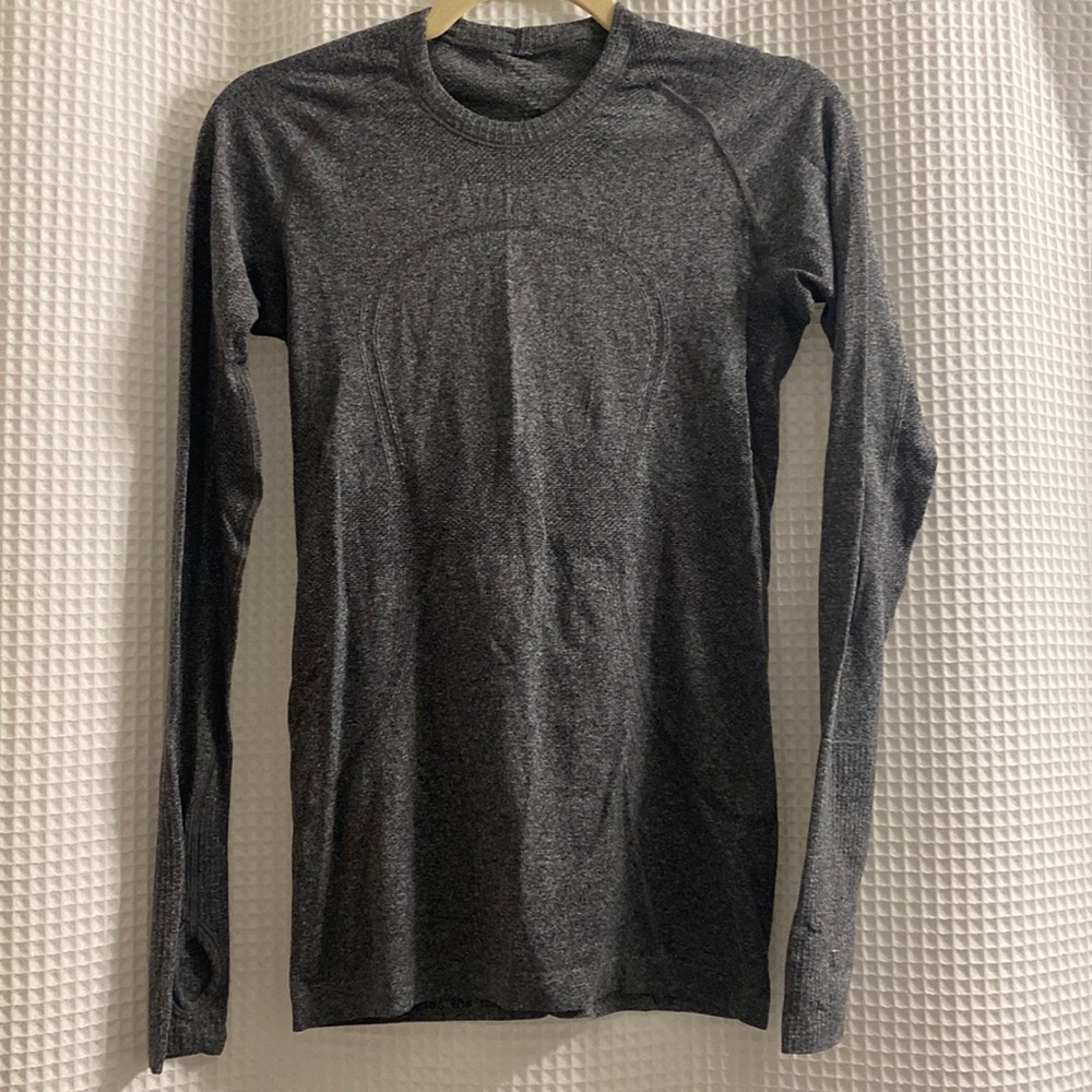 Size 6 lulu long sleeve top swiftly 2.0 with thumb holes